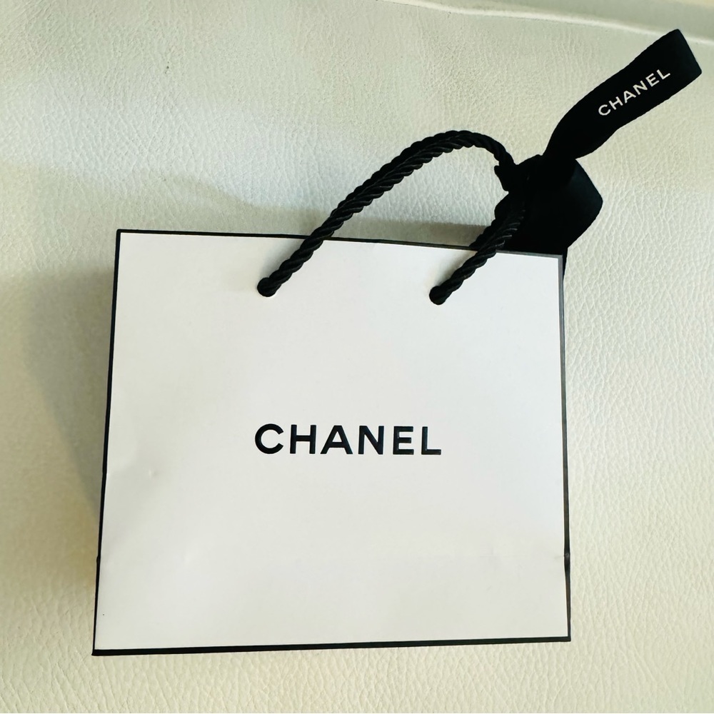 Chanel small shopping Bag white with Black ribbon